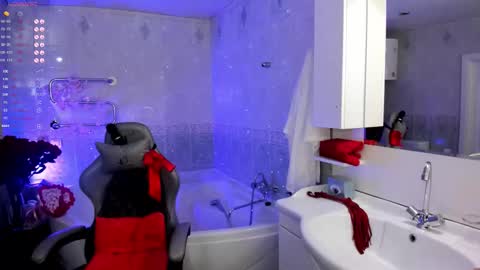 Snapshot of likaklint chatting on 10-26-25, 10:43 Lika online show from 10-26-25, 10:43