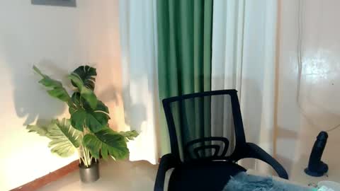 Snapshot of likliklicklengleng chatting on 12-30-24, 02:19 Leng online show from 12-30-24, 02:19