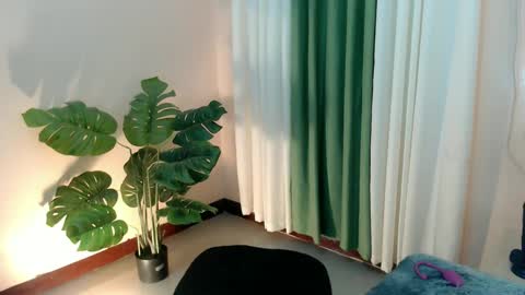 Snapshot of likliklicklengleng chatting on 02-06-25, 10:32 Leng online show from 02-06-25, 10:32