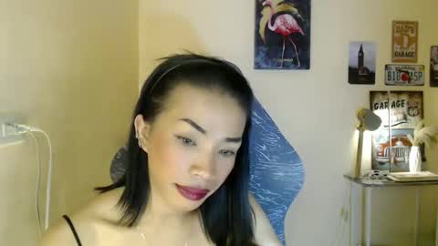 Snapshot of likliklicklengleng chatting on 11-12-25, 09:47 Leng online show from 11-12-25, 09:47