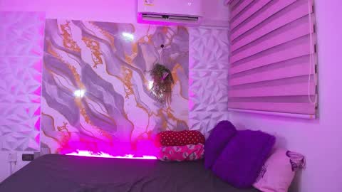 Snapshot of lil_daphneandstuart chatting on 12-04-25, 11:46 daphne and stuart online show from 12-04-25, 11:46