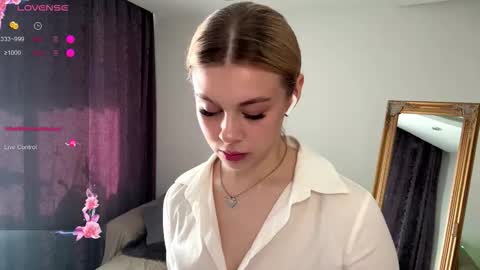 Elisa  online show from 10-10-25, 10:14