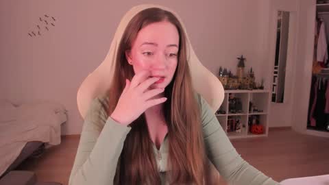 Snapshot of lil_happiness chatting on 12-13-25, 08:47 for free registration 3 online show from 12-13-25, 08:47