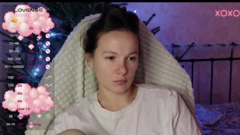 Snapshot of lil_luna_x chatting on 12-23-24, 08:14 little moon online show from 12-23-24, 08:14