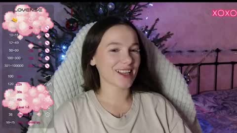 Snapshot of lil_luna_x chatting on 12-31-24, 04:04 little moon online show from 12-31-24, 04:04