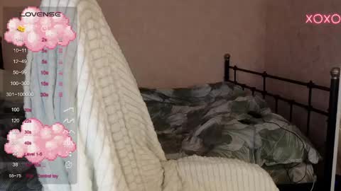 Snapshot of lil_luna_x chatting on 01-22-25, 01:00 little moon online show from 01-22-25, 01:00