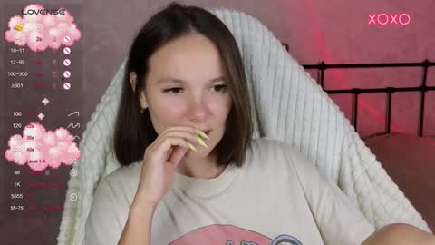 Snapshot of lil_luna_x chatting on 09-21-25, 09:27 little moon online show from 09-21-25, 09:27