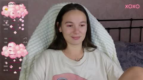 Snapshot of lil_luna_x chatting on 10-08-25, 09:23 little moon online show from 10-08-25, 09:23