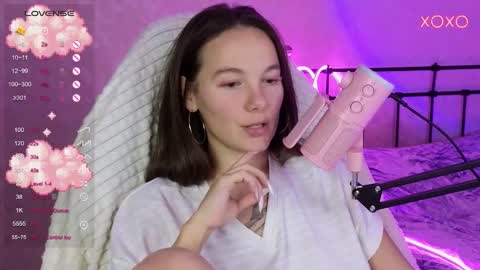 Snapshot of lil_luna_x chatting on 10-11-25, 07:01 little moon online show from 10-11-25, 07:01