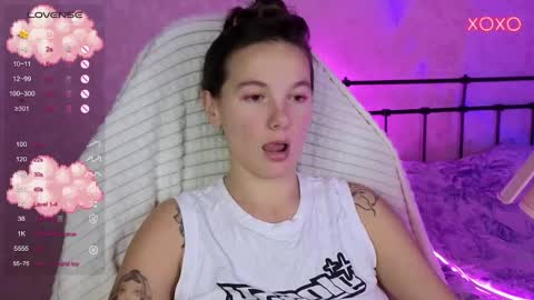 Snapshot of lil_luna_x chatting on 10-12-25, 07:57 little moon online show from 10-12-25, 07:57