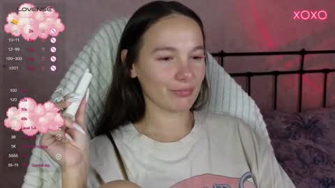 Snapshot of lil_luna_x chatting on 10-17-25, 10:01 little moon online show from 10-17-25, 10:01