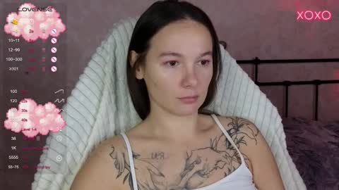 Snapshot of lil_luna_x chatting on 10-18-25, 07:36 little moon online show from 10-18-25, 07:36