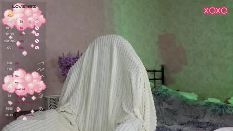 Snapshot of lil_luna_x chatting on 10-22-25, 05:08 little moon online show from 10-22-25, 05:08