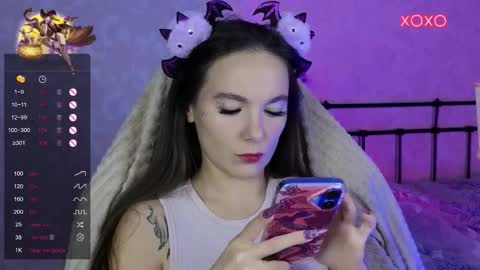 Snapshot of lil_luna_x chatting on 10-31-25, 01:01 little moon online show from 10-31-25, 01:01