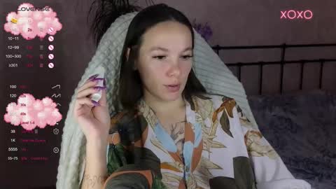 Snapshot of lil_luna_x chatting on 11-13-25, 10:52 little moon online show from 11-13-25, 10:52