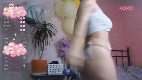 Snapshot of lil_luna_x chatting on 02-12-26, 04:35 little moon online show from 02-12-26, 04:35