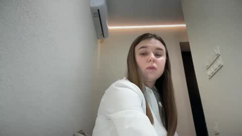 Snapshot of lilae37yis chatting on 10-11-25, 06:28 Lily online show from 10-11-25, 06:28