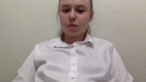 Snapshot of lilae37yis chatting on 10-18-25, 02:18 Lily online show from 10-18-25, 02:18