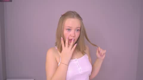 Snapshot of lilahhn chatting on 11-12-25, 03:12 Sofi online show from 11-12-25, 03:12