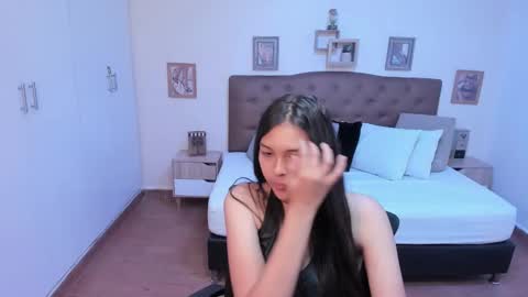 Snapshot of lili_virgen chatting on 11-28-25, 08:22 Lili online show from 11-28-25, 08:22