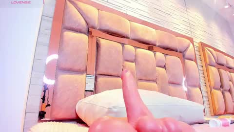 Snapshot of lilian_starfire chatting on 11-12-25, 07:57 LILIAN online show from 11-12-25, 07:57