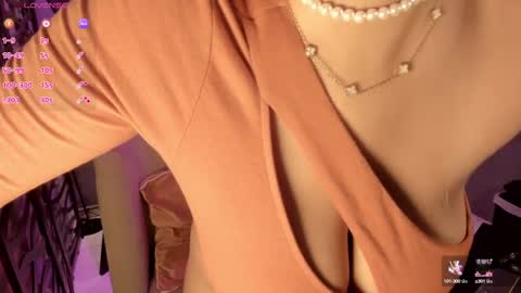 Snapshot of lilian_vergara chatting on 09-15-25, 08:20 holis soy lily chang no olvides el pulgar arriba es muy importante para mi 3 independent model online show from 09-15-25, 08:20
