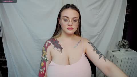 Snapshot of liliaterenzi_ chatting on 01-27-25, 05:04 Lilia online show from 01-27-25, 05:04