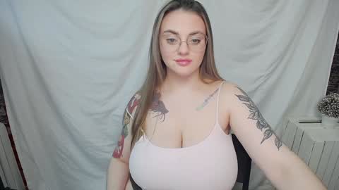 Snapshot of liliaterenzi_ chatting on 02-06-25, 11:54 Lilia online show from 02-06-25, 11:54