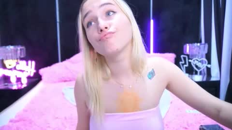 Snapshot of lilielfie chatting on 10-10-25, 03:00 lilielfie online show from 10-10-25, 03:00