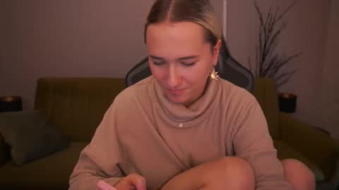 Snapshot of lilielfie chatting on 10-12-25, 01:43 lilielfie online show from 10-12-25, 01:43