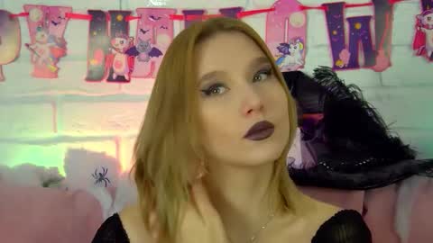 LiliLinn online show from 10-31-25, 04:35