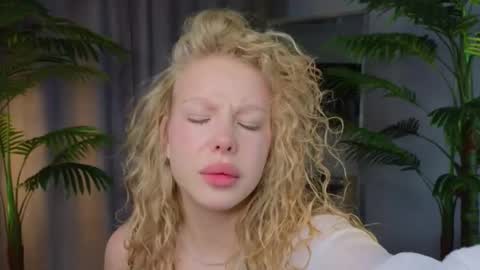 Snapshot of lililok101 chatting on 11-25-25, 02:22 lililok101 online show from 11-25-25, 02:22