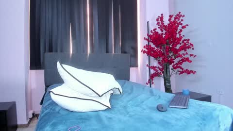 Snapshot of lilith_and_marcusblain chatting on 01-22-25, 10:15 Lili Marcus online show from 01-22-25, 10:15