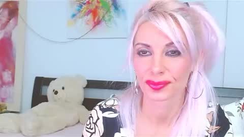 Lara online show from 10-10-25, 09:14