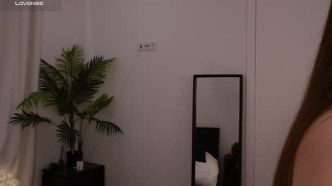 Lilly Colins online show from 01-17-25, 09:39