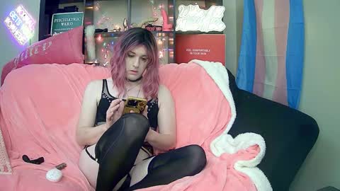 Snapshot of lillyvtrap chatting on 10-29-25, 09:16 lillyVonT online show from 10-29-25, 09:16