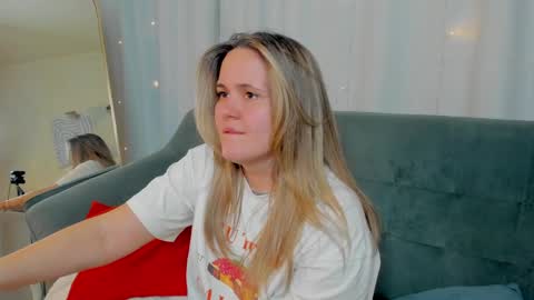 Lily online show from 04-01-26, 01:41