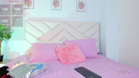 Snapshot of lily_evil chatting on 12-16-24, 07:00 online show from 12-16-24, 07:00