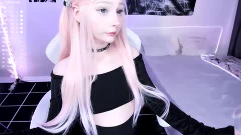 Snapshot of lily_weep chatting on 12-17-25, 05:24 Lily online show from 12-17-25, 05:24