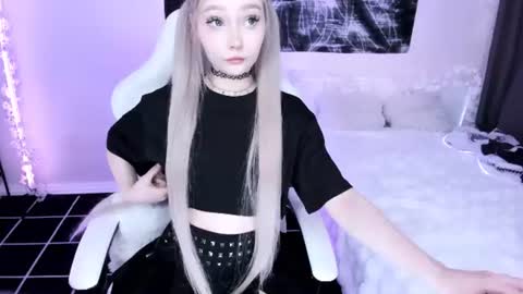 Snapshot of lily_weep chatting on 06-18-26, 12:00 Lily online show from 06-18-26, 12:00