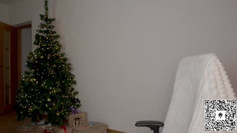 Snapshot of lilyewing_ chatting on 12-27-24, 02:43 Lily online show from 12-27-24, 02:43