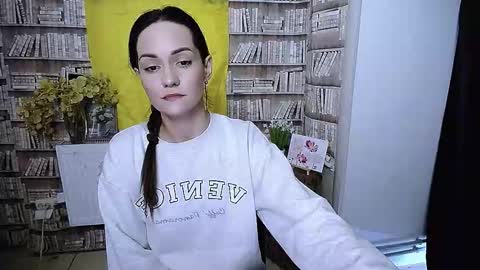 Lina online show from 11-24-25, 10:04