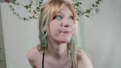 Snapshot of lina_vi chatting on 06-07-26, 08:01 Lina online show from 06-07-26, 08:01
