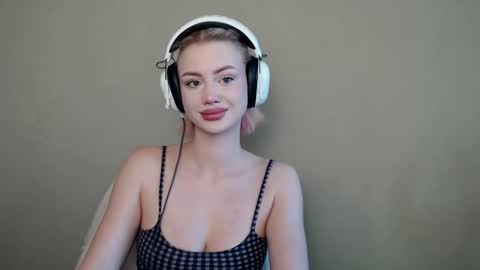 linacute52 online show from 10-18-25, 08:59