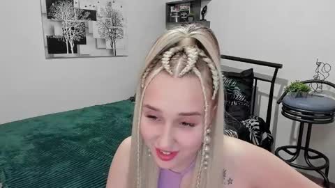 Lina online show from 02-18-25, 11:41