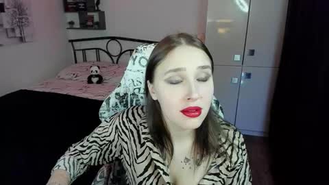 Lina online show from 11-21-25, 10:19