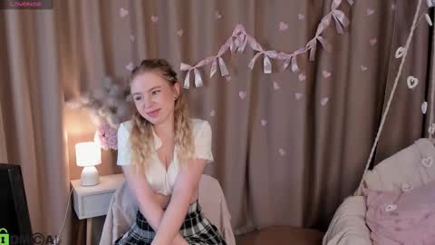 Snapshot of linda__bloom chatting on 02-16-26, 01:24 Lin online show from 02-16-26, 01:24