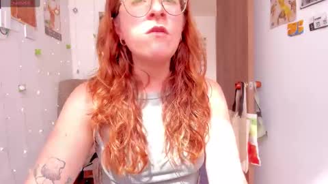 Snapshot of linda_giggle chatting on 09-26-25, 02:10 Giggles online show from 09-26-25, 02:10