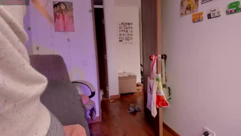 Snapshot of linda_giggle chatting on 10-02-25, 01:18 Giggles online show from 10-02-25, 01:18