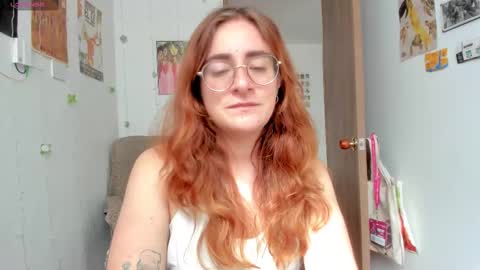 Snapshot of linda_giggle chatting on 10-06-25, 02:14 Giggles online show from 10-06-25, 02:14